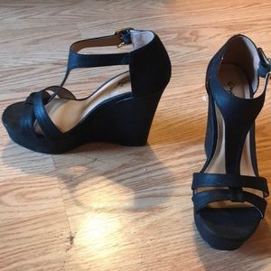Qupid size 6 wedge sandal T Strap